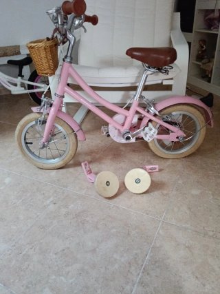 Bicicleta infantil rosa con cesta