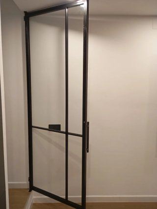 Puerta hierro y cristal