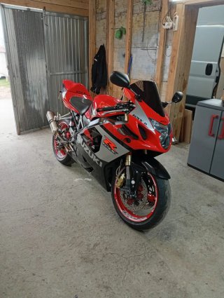 Suzuki GSX Sportbike Roja y Negra