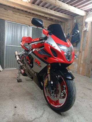 Suzuki GSX Sportbike Roja y Negra