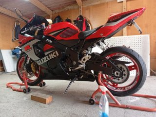 Suzuki GSX Sportbike Roja y Negra