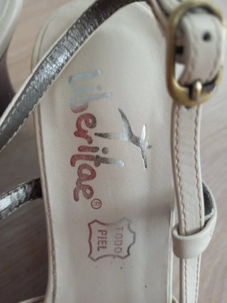Sandalias de piel beige y plateadas T.36