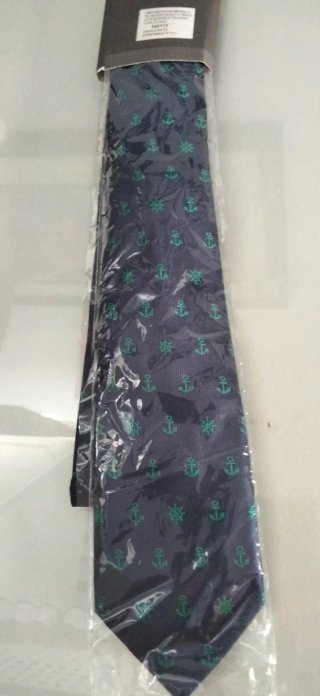 Corbata azul con anclas verdes.