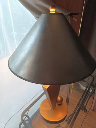Precio negociable ,Lámpara de mesa estilo Brutalis