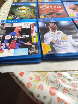 Lote Juegos PS4: Spider-Man, FIFA 19, FIFA 22