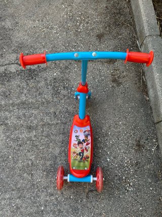 2 Patinetes Infantiles de 3 ruedas cada uno.