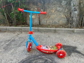 2 Patinetes Infantiles de 3 ruedas cada uno.