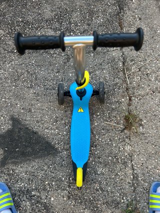 2 Patinetes Infantiles de 3 ruedas cada uno.