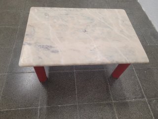 Mesa Auxiliar Mármol y Patas Rojas