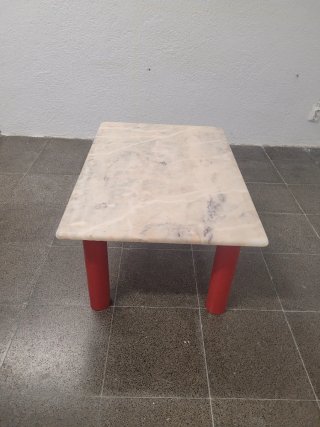 Mesa Auxiliar Mármol y Patas Rojas