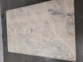 Mesa Auxiliar Mármol y Patas Rojas