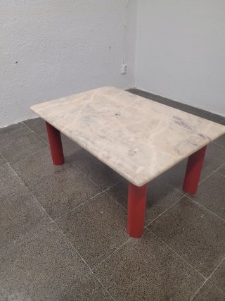 Mesa Auxiliar Mármol y Patas Rojas