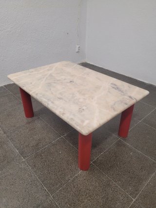 Mesa Auxiliar Mármol y Patas Rojas