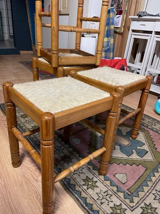 Taburete de madera con asiento de cáñamo