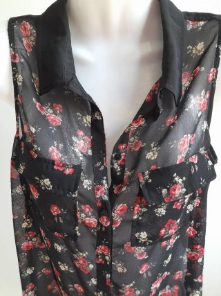 Camisa sin mangas floral negra y roja