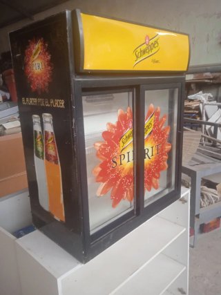 Nevera expositora Schweppes