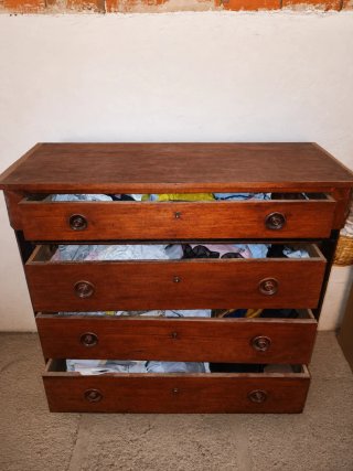 Cómoda de madera marrón