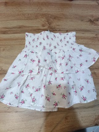 Falda blanca con flores rosas