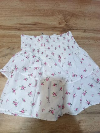 Falda blanca con flores rosas