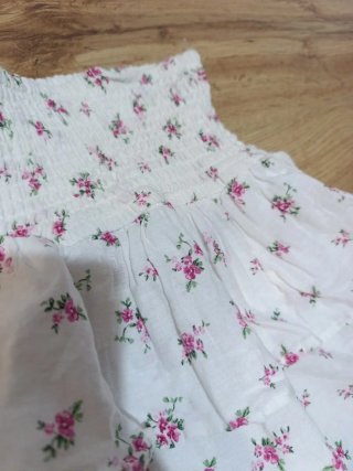 Falda blanca con flores rosas