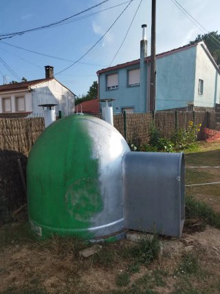 Contenedores reciclados tipo iglú verdes