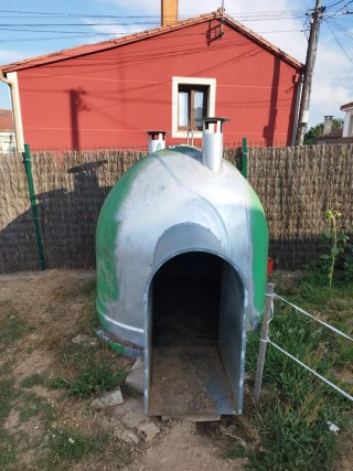 Contenedores reciclados tipo iglú verdes