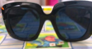 Gafas de sol negras en perfecto estado.