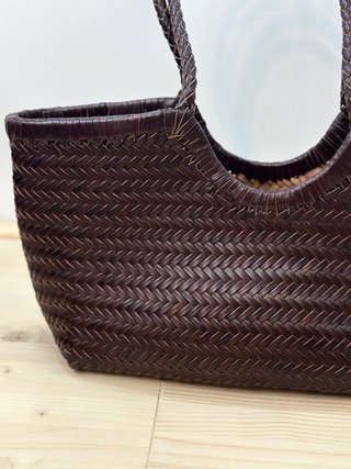 Bolso de piel trenzado marrón oscuro