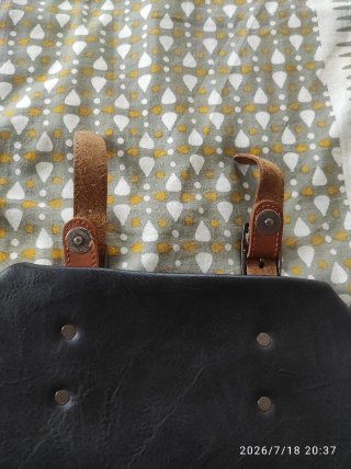 Mochila de cuero negra y marrón