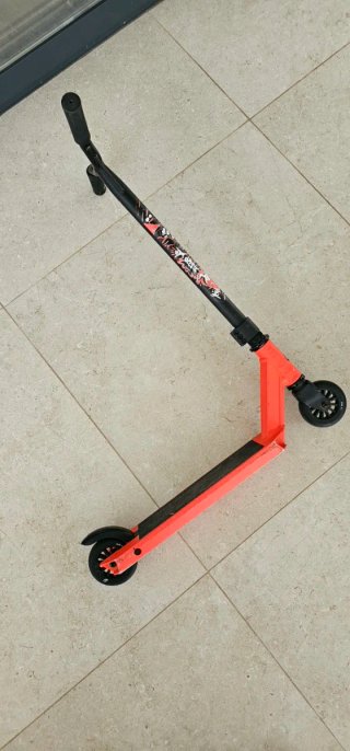 Patinete de trucos rojo y negro