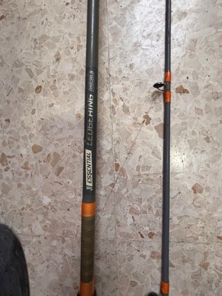 Caña de pescar gris con mango negro