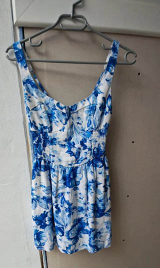 Vestido floral azul y blanco