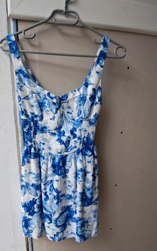 Vestido floral azul y blanco