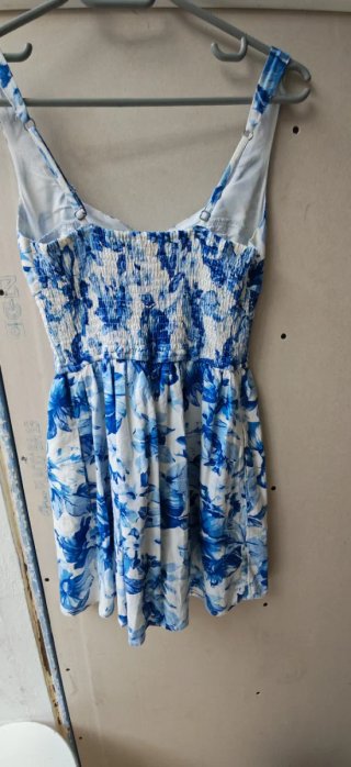 Vestido floral azul y blanco