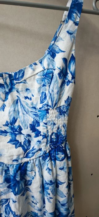 Vestido floral azul y blanco