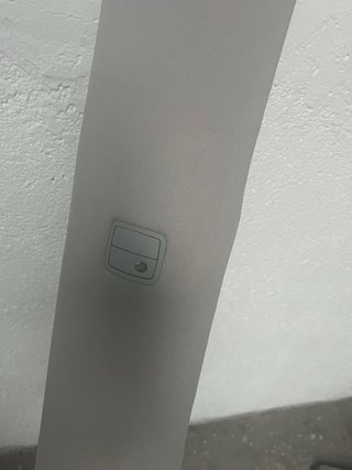 Tesla Mode Y. guarnecido con cableado y luces