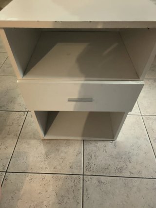 Mueble blanco con cajón y estante