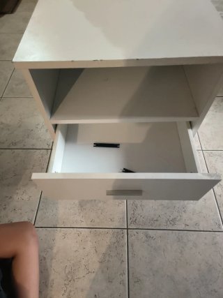 Mueble blanco con cajón y estante