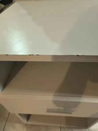 Mueble blanco con cajón y estante