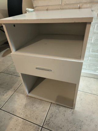 Mueble blanco con cajón y estante