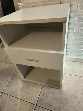 Mueble blanco con cajón y estante