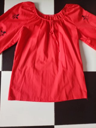 Blusa Roja Bordada
