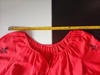 Blusa Roja Bordada