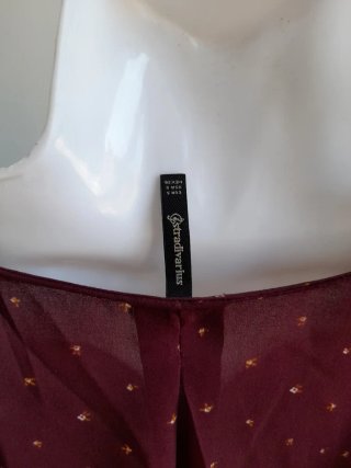 Blusa cruzada burdeos con estampado dorado