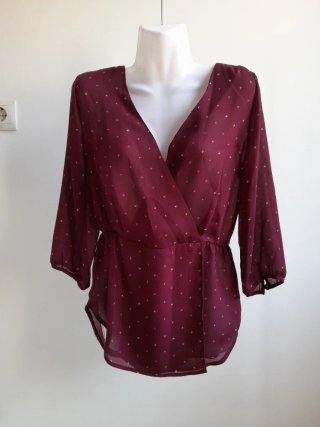 Blusa cruzada burdeos con estampado dorado