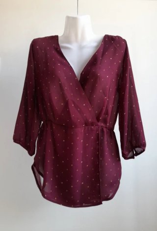 Blusa cruzada burdeos con estampado dorado