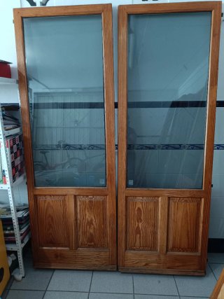 Ventanas y contraventanas de madera de pino.