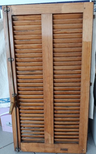 Ventanas y contraventanas de madera de pino.