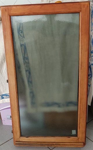 Ventanas y contraventanas de madera de pino.