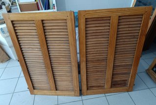 Ventanas y contraventanas de madera de pino.